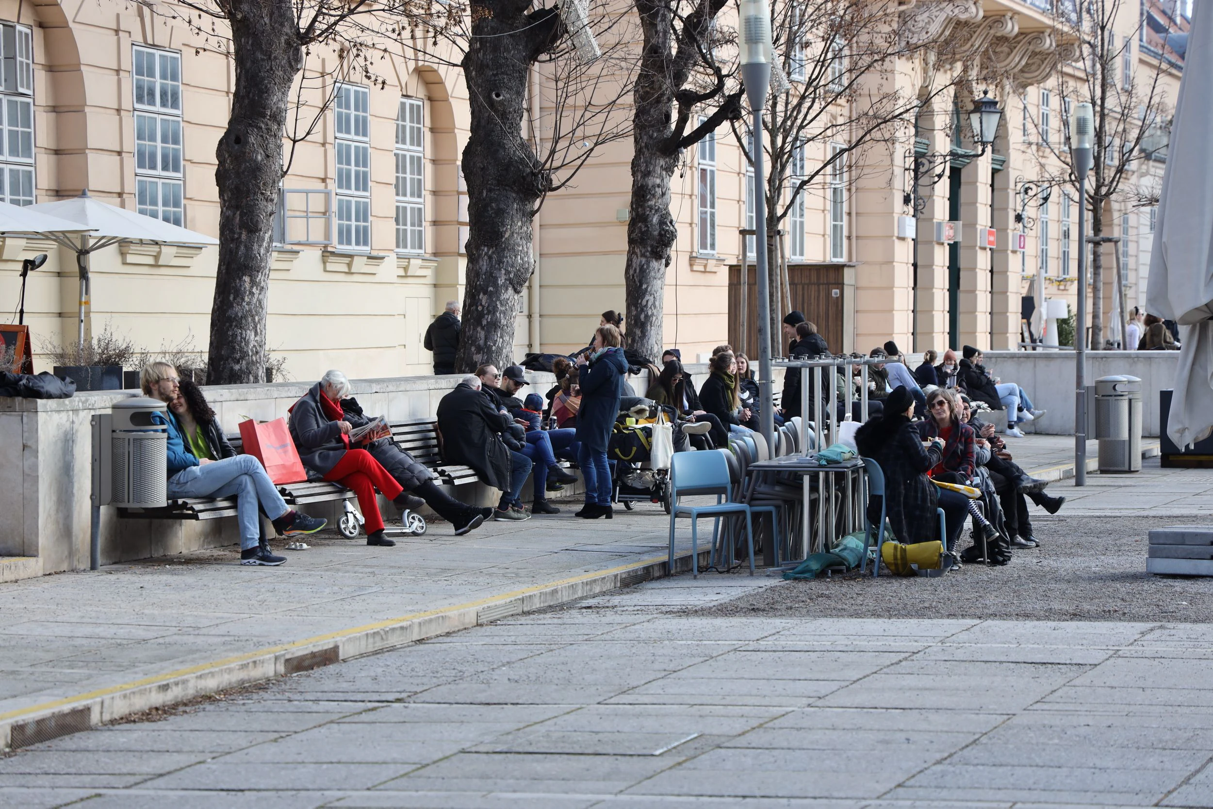 Menschen geniesen das schöne Wetter Wien, 18. 02. 2020 MQ - Museumsquartier