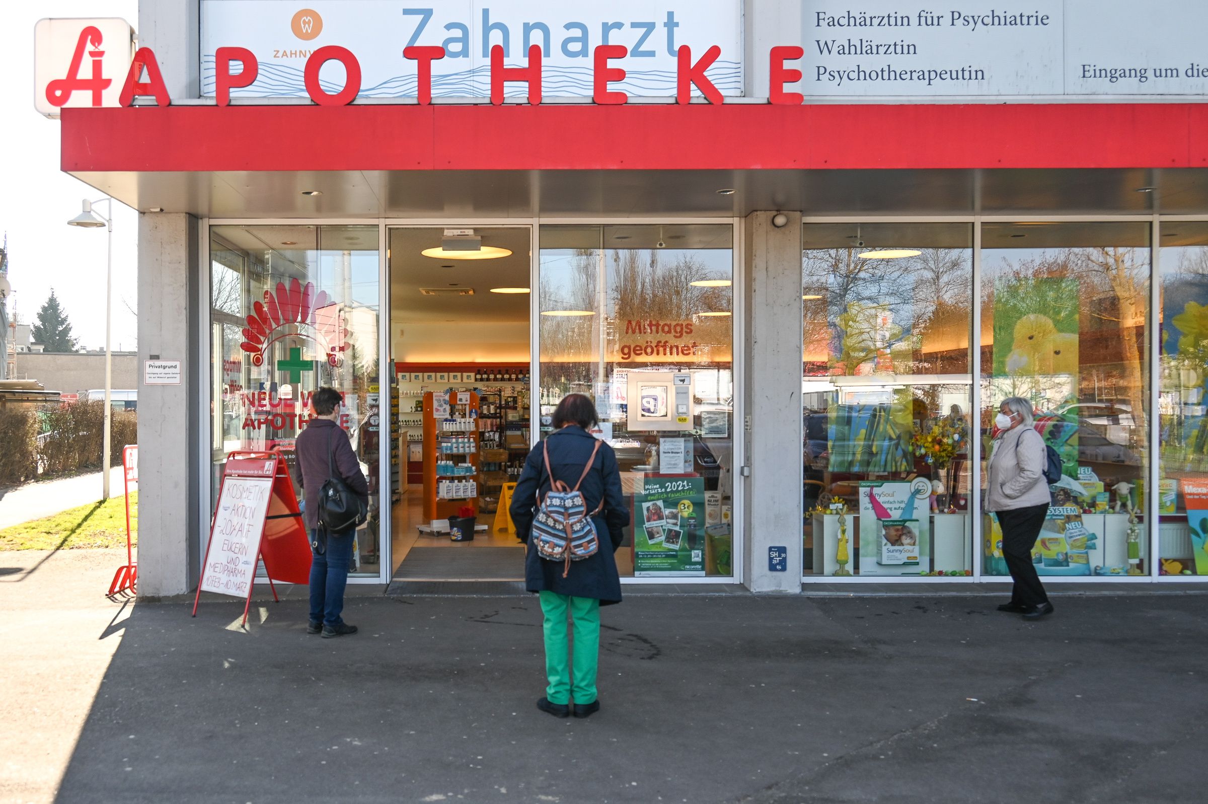 PCR-Apothekentests haben gerade bis zu 36 Stunden Wartezeit, der Grund: zu viele positive Fälle.