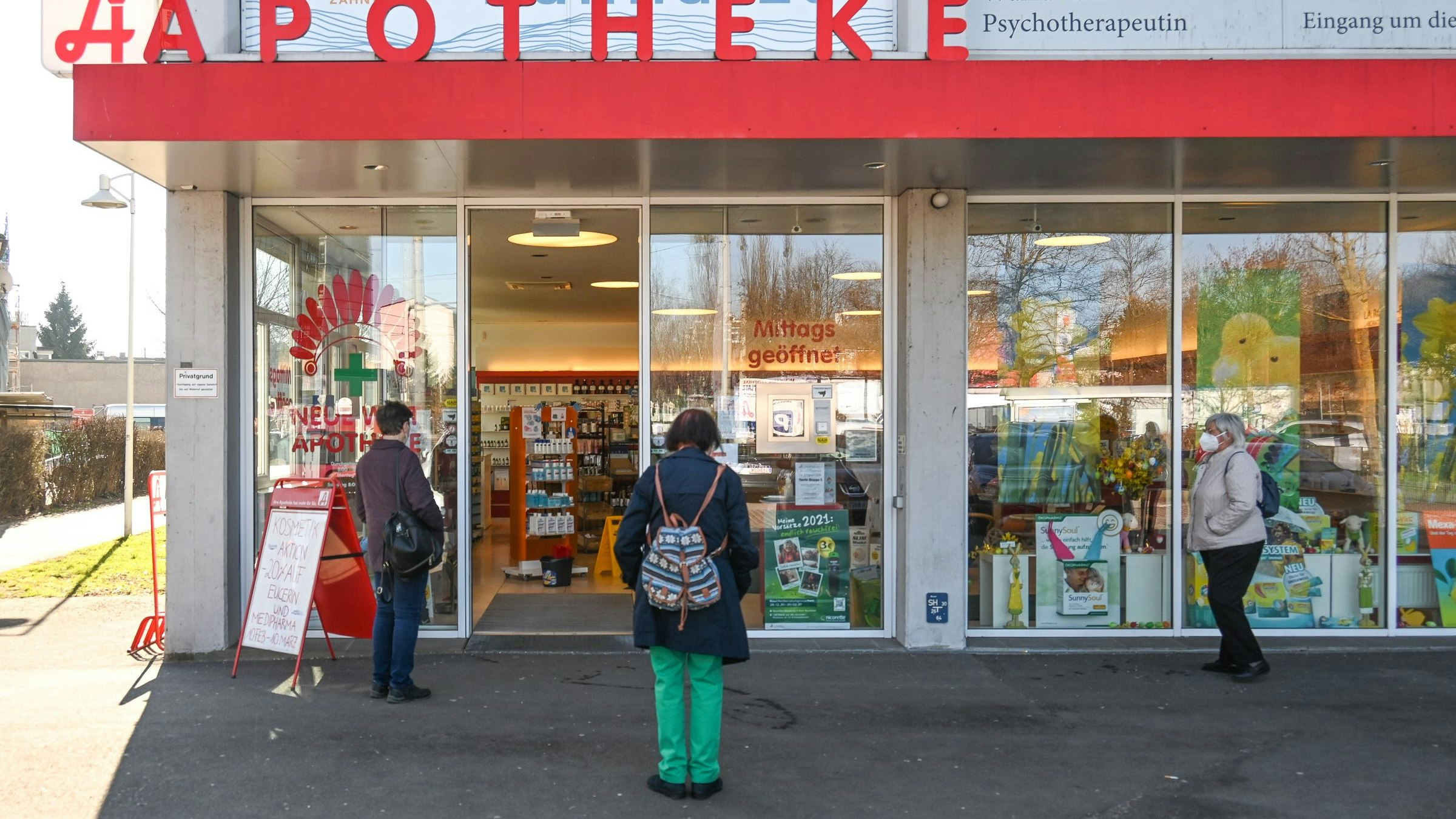 Auch vor der Neue Welt Apotheke in der Wiener Straße bildete sich eine Warteschlange.