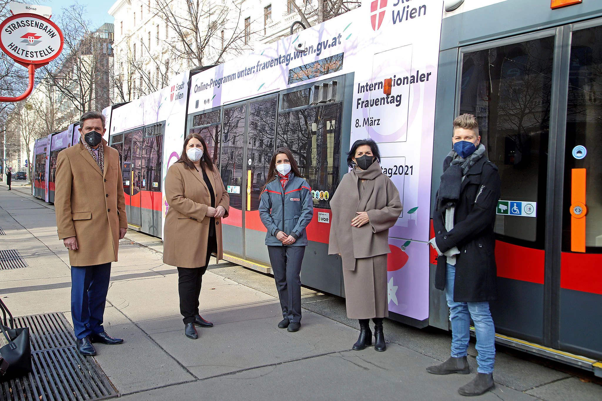 „Die Frauentagsstraßenbahn ist ab sofort auf Schiene und macht Frauen in der Stadt sichtbar“, so Vizebürgermeisterin und Frauenstadträtin Kathrin Gaal (2.v.l.) und der für die Wiener Linien zuständige Stadtrat Peter Hanke. Gemeinsam mit Frauentags-Straßenbahnfahrerin Cennet Yilmaz (Mitte), Danielle Spera (Direktorin des Jüdischen Museums Wien, 2. v. r.) und Singer-Songwriterin Virginia Ernst (rechts) gaben sie den Startschuss für die „Frauentags-Bim“, die ab sofort einen Monat lang auf der Linie 1 unterwegs ist.