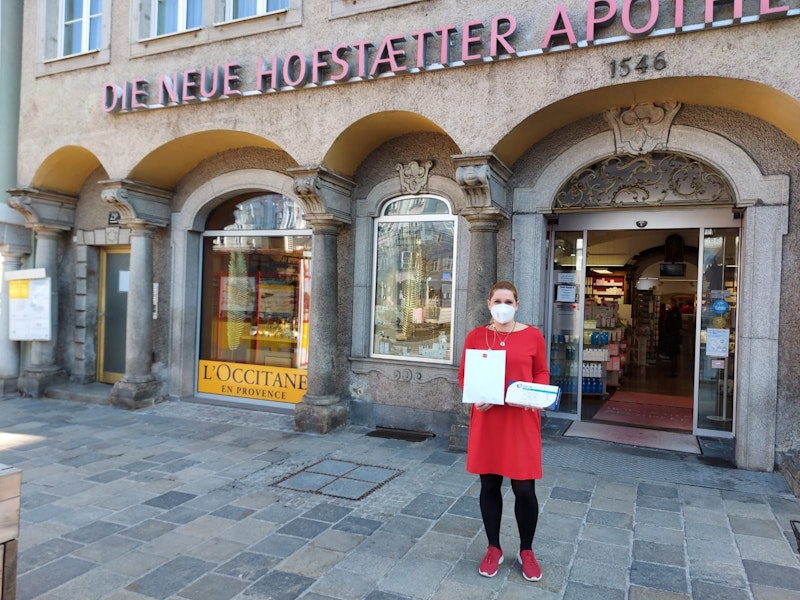 Apothekerin Verena Preuß mit den Gratis-Tests&nbsp;