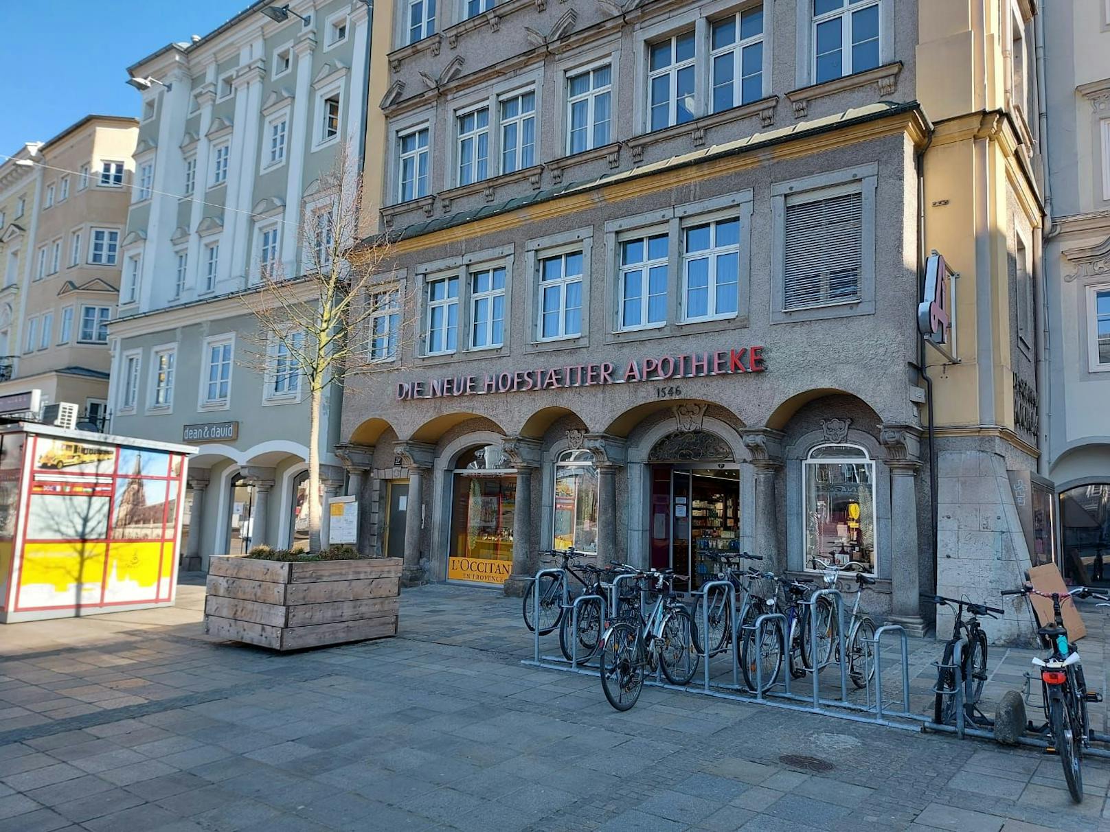 In der Hofstätter-Apotheke am Linzer Hauptplatz herrschte schon in der Früh reger Andrang.