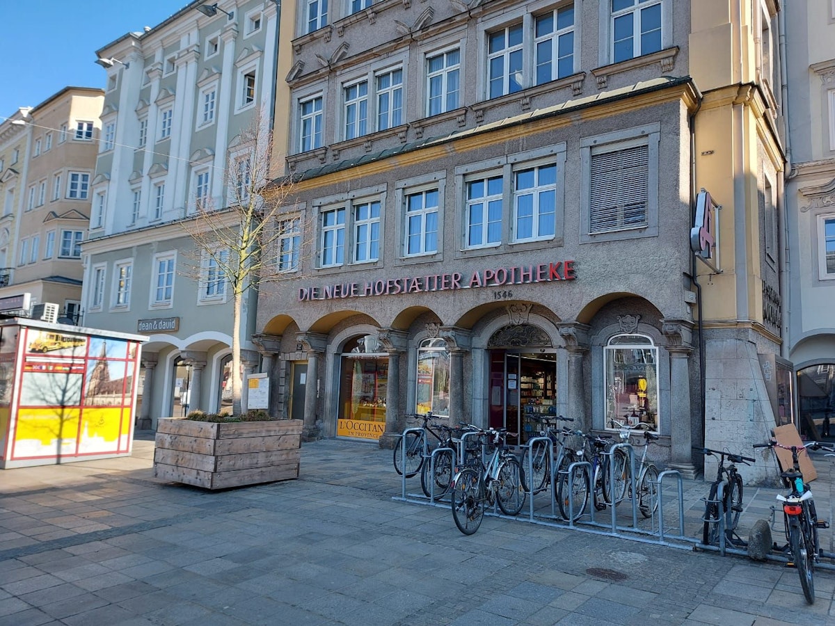 Bei der Linzer Hofstätter-Apotheke herrschte schon am ersten Tag ein wahrer Ansturm aufgrund der Gratis-Covid-Tests.
