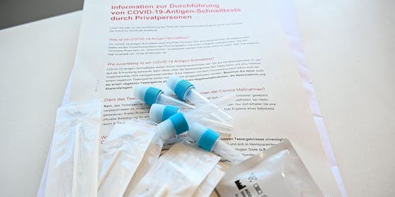 Auch vor der Neue Welt Apotheke in der Wiener Straße bildete sich eine Warteschlange.