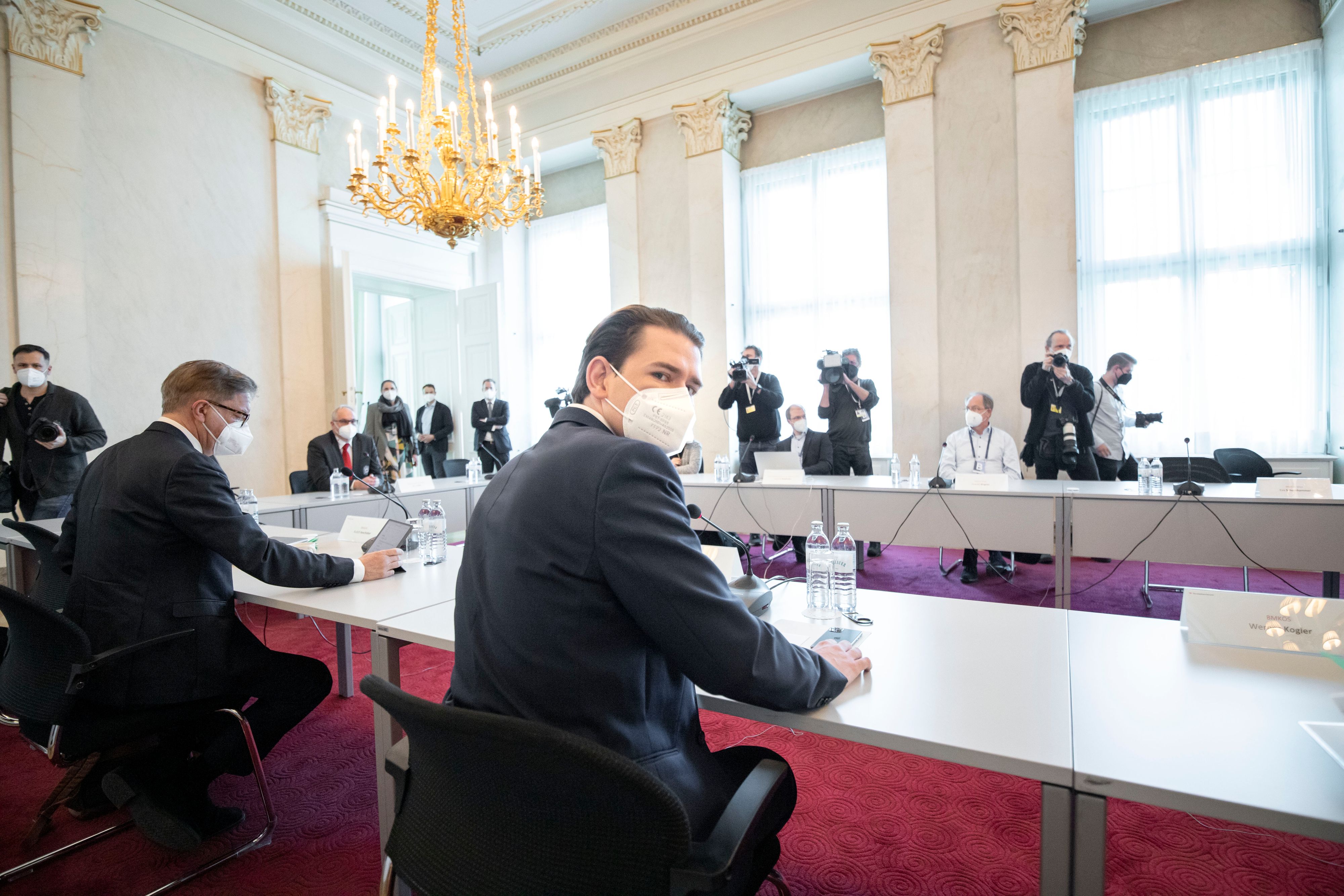 Die Regierung entscheidet am Montag über mögliche Lockerungen der Coronavirus-Maßnahmen. Am Montag Vormittag berät sich die Bundesregierung mit den Expertinnen und Experten. Im Bild: Bundeskanzler Sebastian Kurz (ÖVP), Gesundheitsminister Rudolf Anschober (GRÜNE) sowie Expertinnen und Experten