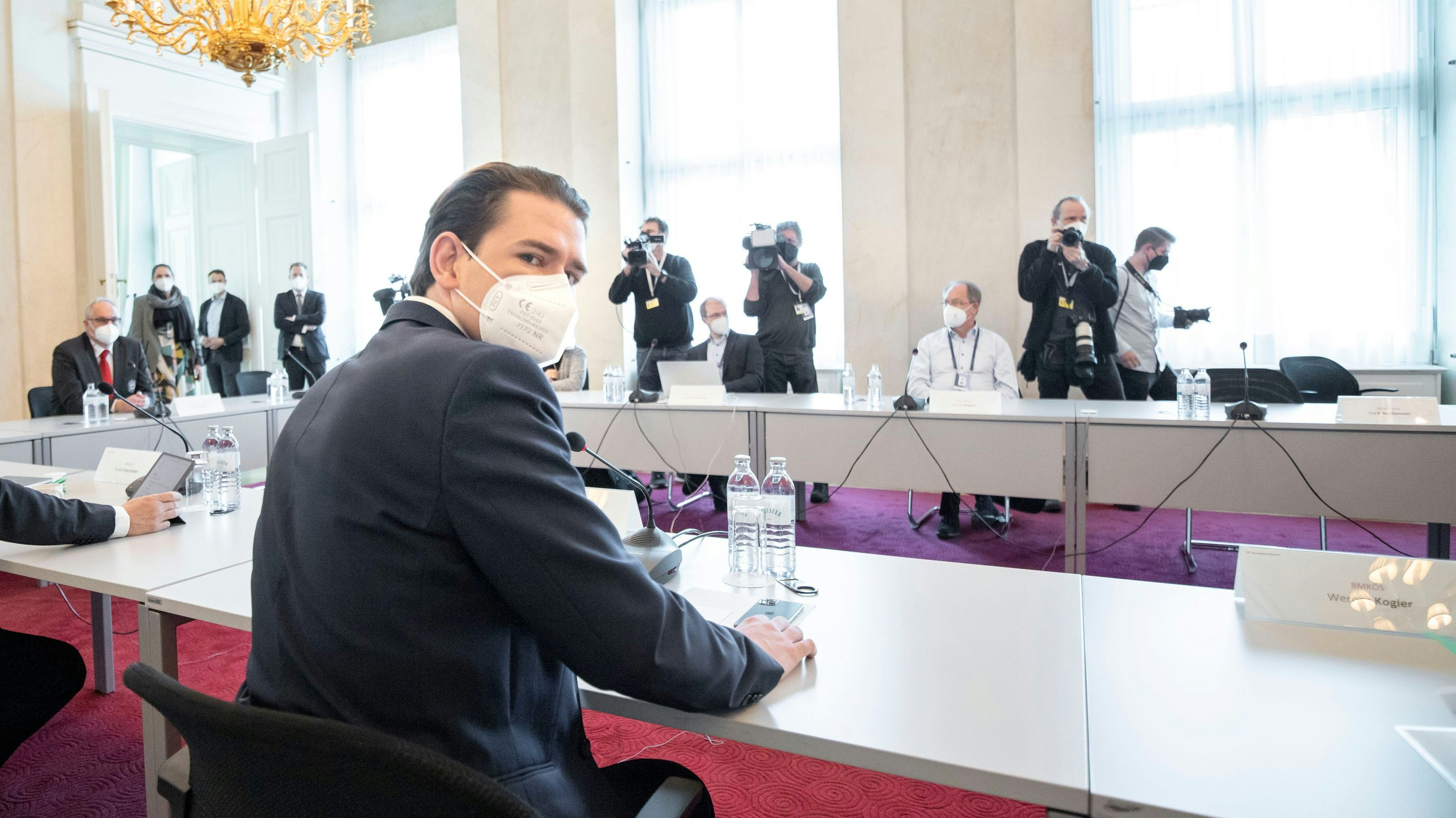 Die Regierung entscheidet am Montag über mögliche Lockerungen der Coronavirus-Maßnahmen. Am Montag Vormittag berät sich die Bundesregierung mit den Expertinnen und Experten. Im Bild: Bundeskanzler Sebastian Kurz (ÖVP), Gesundheitsminister Rudolf Anschober (GRÜNE) sowie Expertinnen und Experten