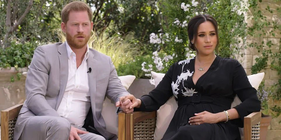 Meghan im Armani-Kleid (3.800 Euro) mit Halskette von Pippa Small (1.600 Euro), Cartier-Armreif (5.780 Euro) sowie einem Cartier-Armband (20.500 Euro), Erbstück von Prinzessin Diana.