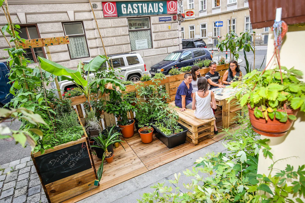 Die Wiener Grätzl sollen grüner werden und mehr Bewegungsraum für Kinder und Jugendliche bieten. Die Stadt lädt kreative Wiener ein, ihre Ideen einzureichen. Dafür stehen pro Projekt bis zu 4.000 Euro zur Verfügung.