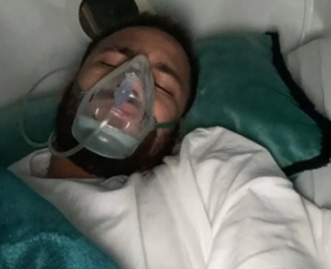 Neymar mit Maske in der Überdruckkammer.