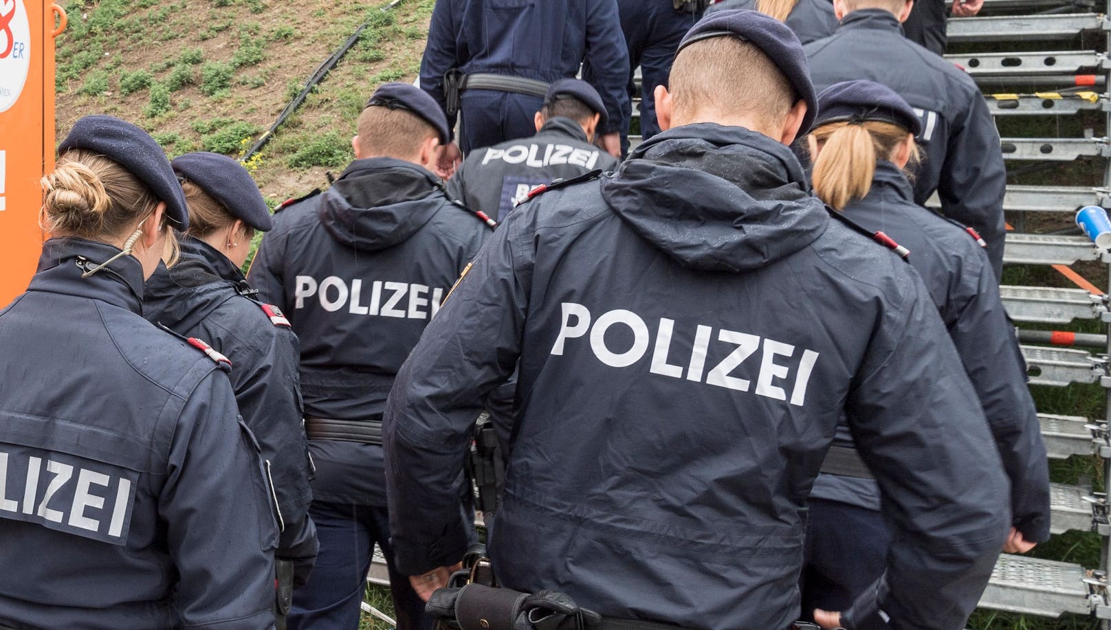 Einsatzkräfte der Wiener Polizei. Im Wien-Landstraße kam es am Montag zu einem Doppel-Einsatz.