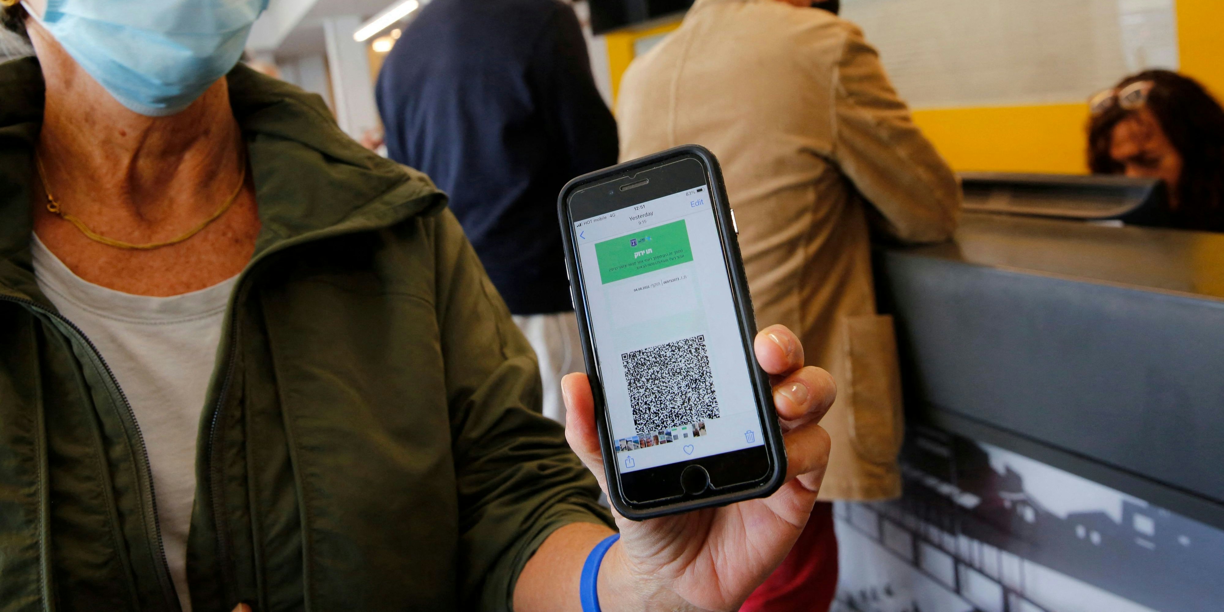 Download von www.picturedesk.com am 01.03.2021 (14:53).  A woman shows her "green pass" (proof of being fully vaccinated against the coronavirus) before entering a gym and pool facility, in the Israeli coastal city of Tel Aviv, on February 21, 2021. - Israel took a step towards normalcy today, re-opening a raft of businesses and services from pandemic lockdowns, but with some only available to fully vaccinated "green pass" holders. .Nearly three million people, almost a third of Israel's population, have received the two recommended doses of the Pfizer/BioNTech coronavirus vaccine, the world's quickest inoculation pace per capita. (Photo by GIL COHEN-MAGEN / AFP) - 20210221_PD7730 - Rechteinfo: Rights Managed (RM) Nur für redaktionelle Nutzung! Werbliche Nutzung erfordert Freigabe: bitte schicken Sie uns eine Anfrage.