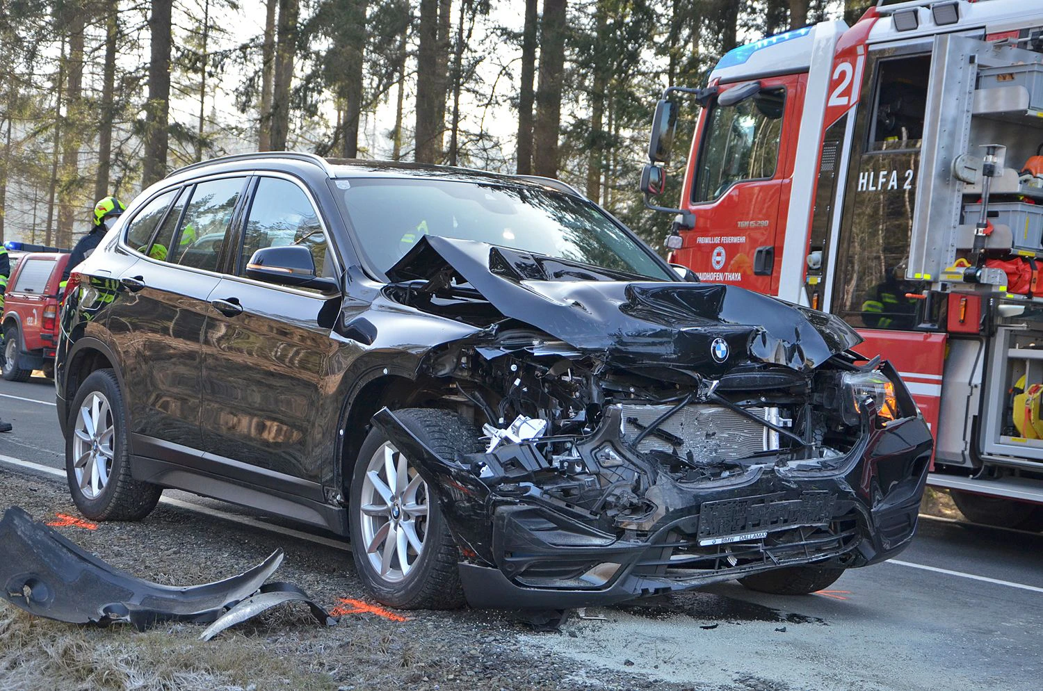 Eines der beiden Autos nach dem zweiten Unfall.