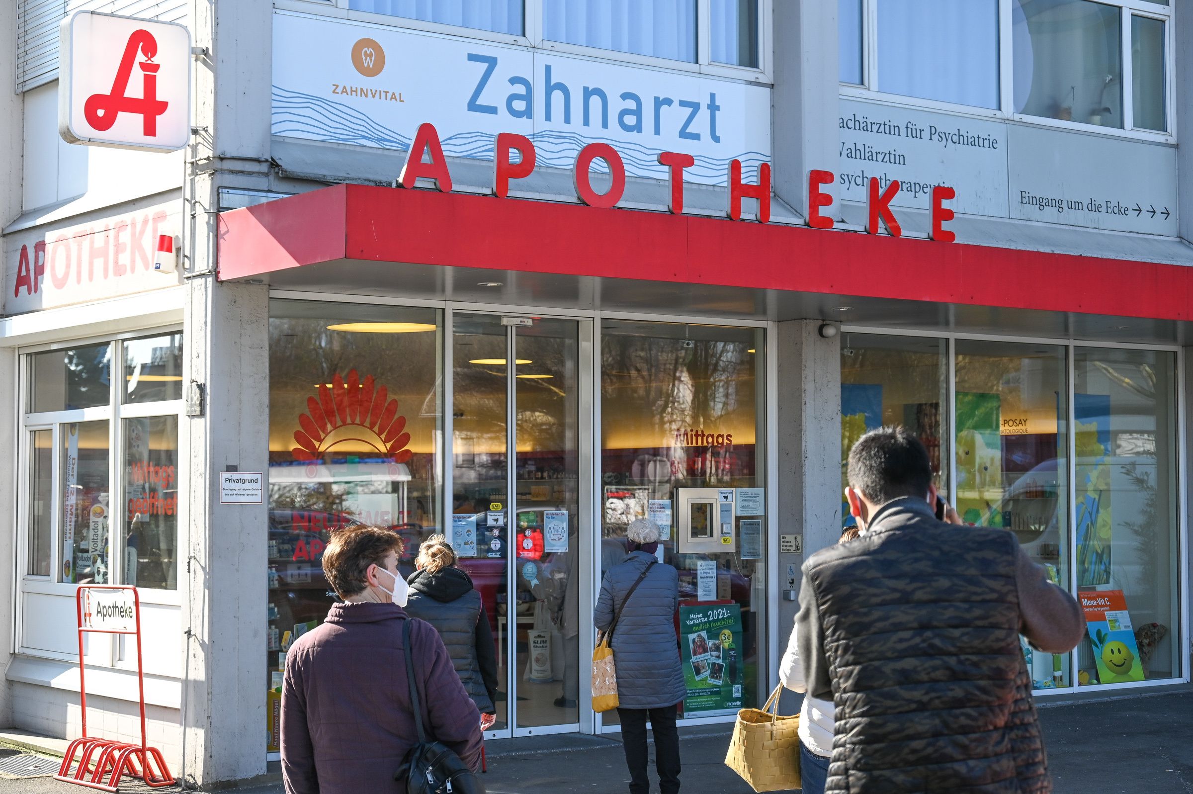 Aufgrund der gratis Covid-Tests herrschte großer Andrang bei den Apotheken.