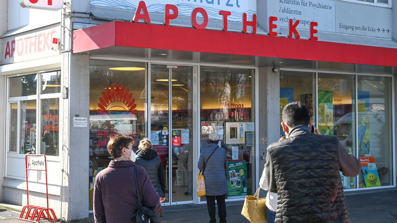 Ab sofort dürfen in Österreich auch Apotheken gegen das Coronavirus geimpften Personen den entsprechenden Nachweise ausstellen. (Archivbild)