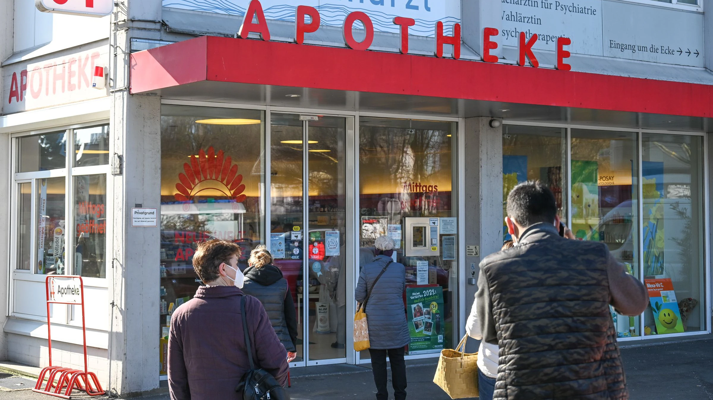 Aufgrund der gratis Covid-Tests herrschte großer Andrang bei den Apotheken.