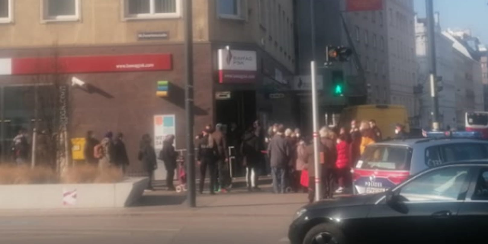 Wiener stürmen Bankfiliale, Polizei greift ein