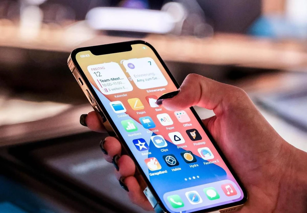 Besitzerinnen und Besitzer eines iPhones sollten iOS 12.5.2 schnellstmöglich installieren.