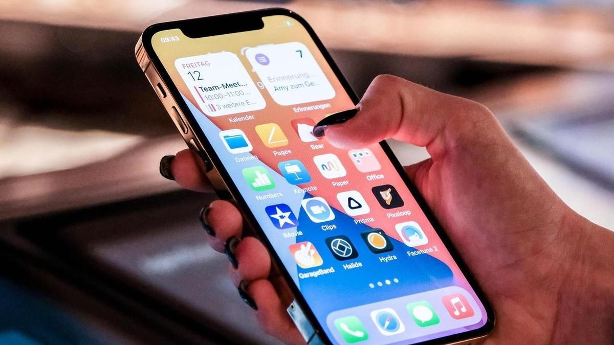 Besitzerinnen und Besitzer eines neueren iPhones sollten iOS 14.4.1 schnellstmöglich installieren.