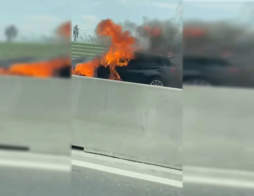 Das Auto hat Feuer gefangen.
