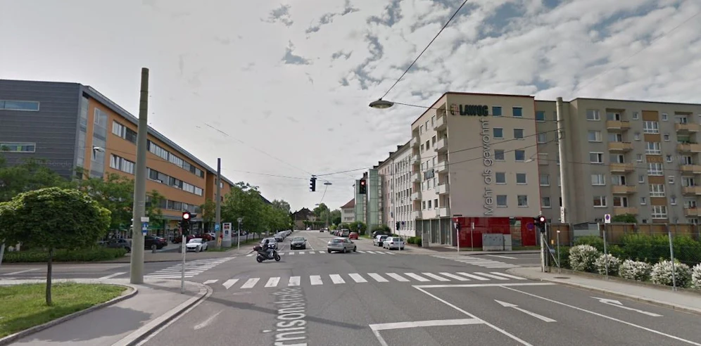 In Linz behinderte ein Lenker ein Rettungsfahrzeug. Der Mann war betrunken, sein Kind am Rücksitz nicht angeschnallt.