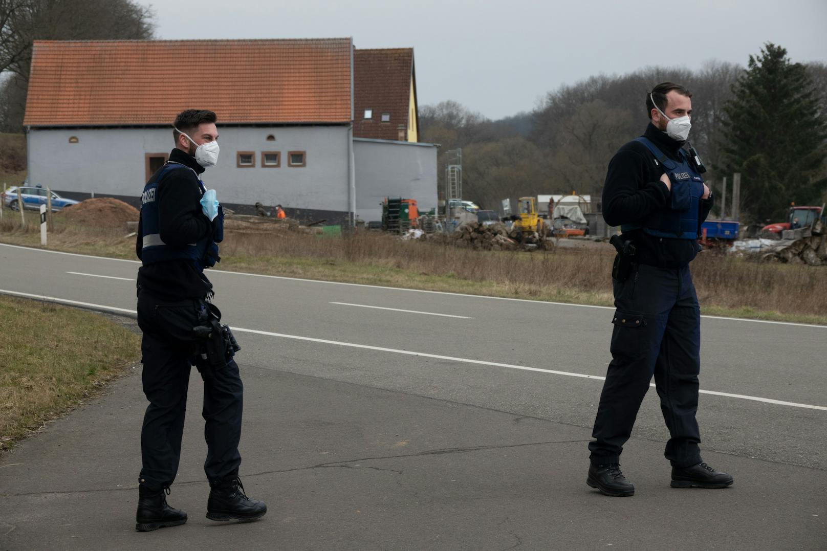 Nach einem mutmaßlichen Gewaltverbrechen in der Pfalz sucht die Polizei mit großem Aufgebot nach einem Verdächtigen.