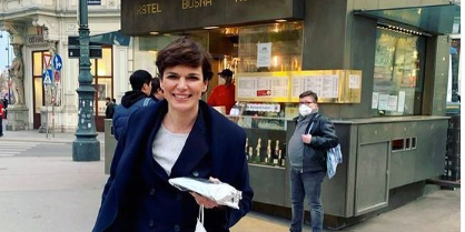 Pamela Rendi-Wagner vor dem "Würstelstand ihres Vertrauens"