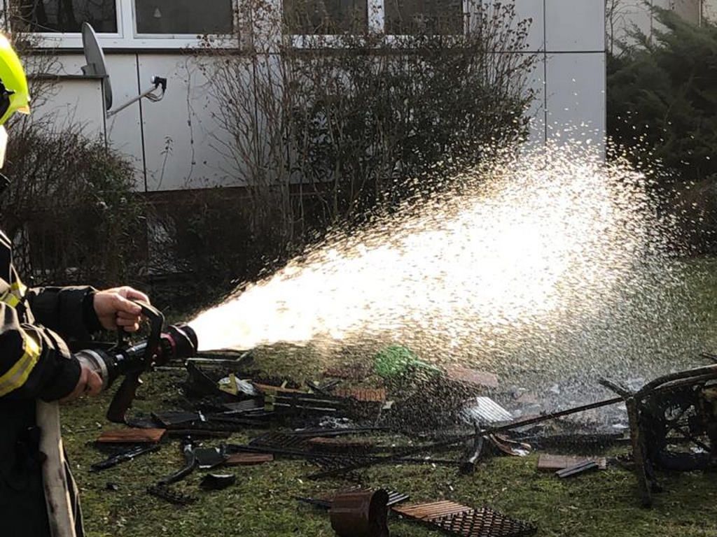 Die Feuerwehr löschte die brennenden Gegenstände.
