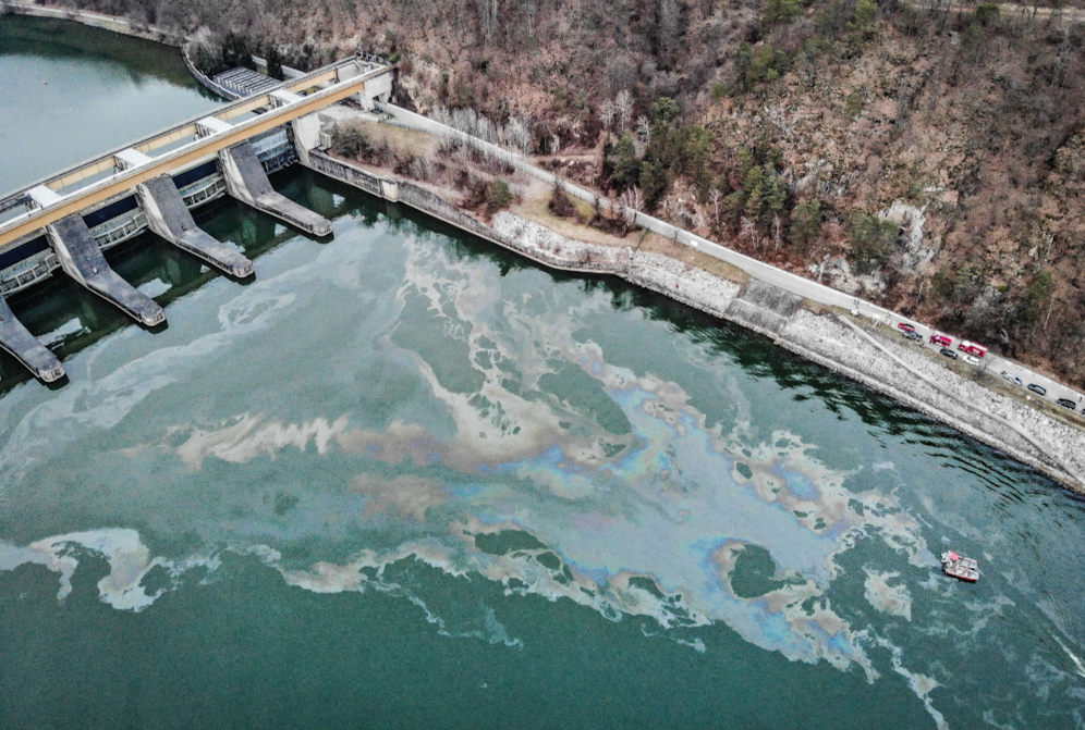 Auf der Donau war ein riesiger Ölfilm zu sehen.