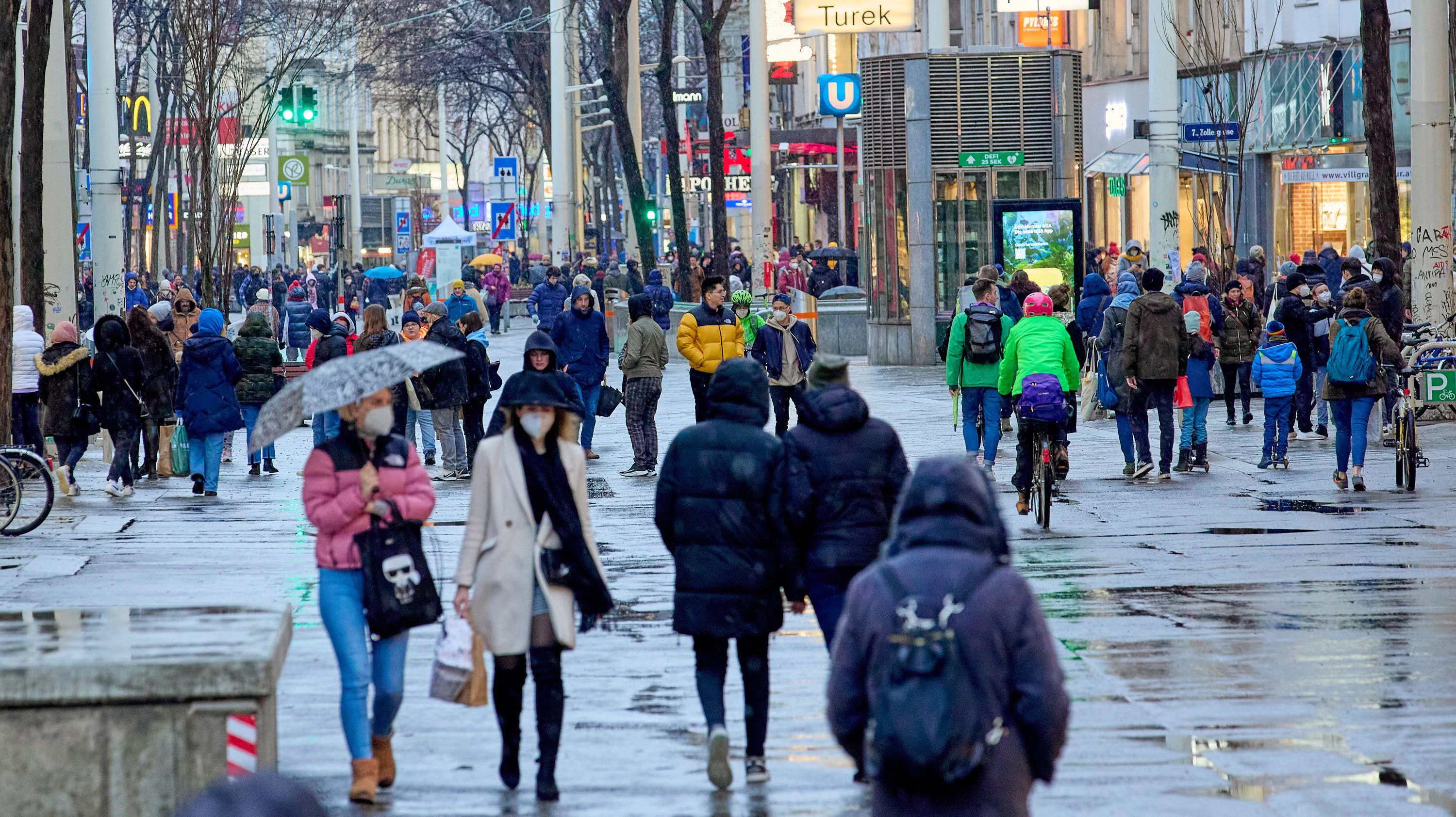 Menschen auf der Mariahilferstraße.