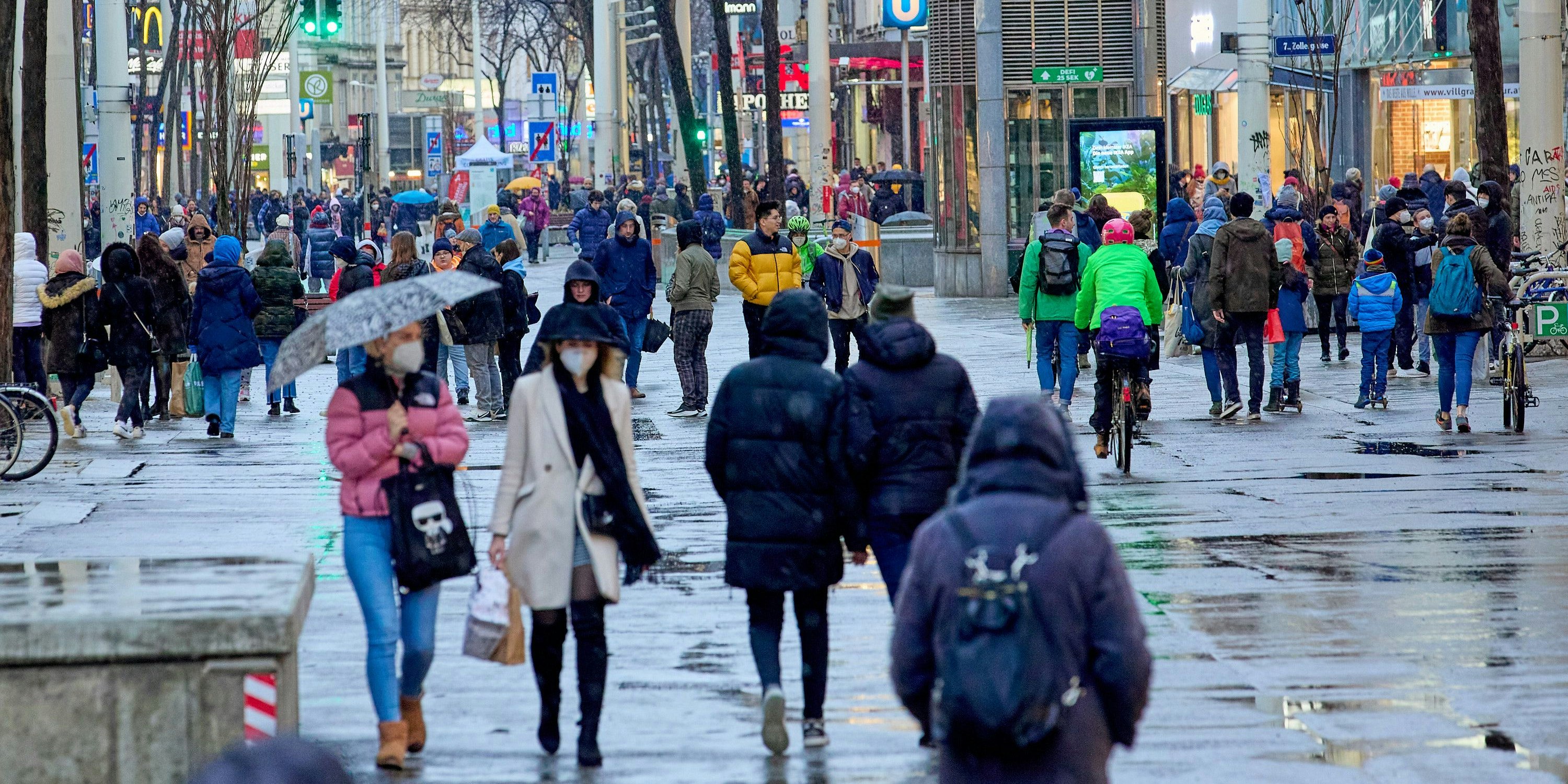 Menschen auf der Mariahilferstraße.