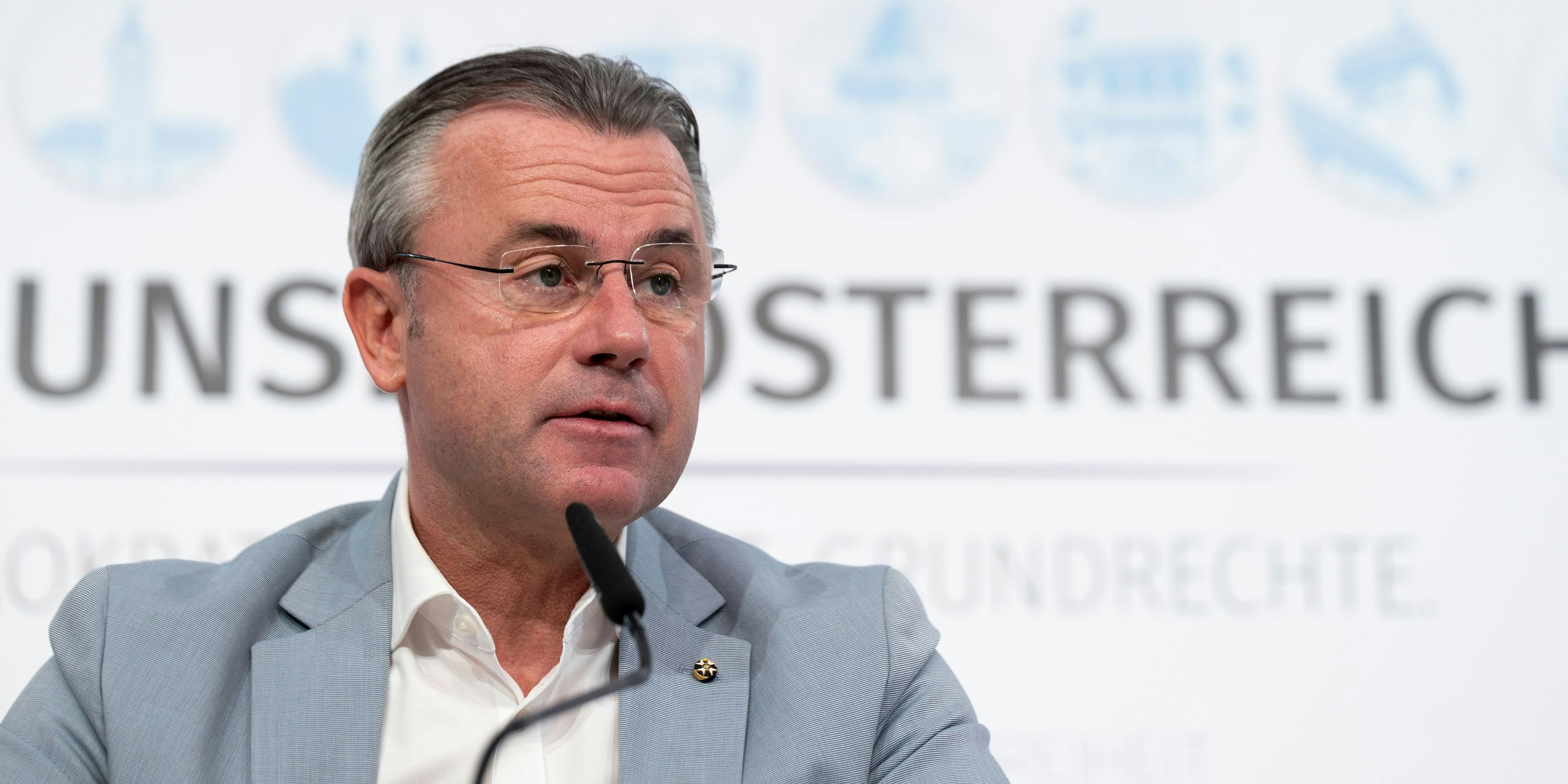 Download von www.picturedesk.com am 10.03.2021 (11:00).  VIENNA, AUSTRIA - MARCH 4: Federal Party Chairman of FPOE at a press conference named "Coroina - and what's next?" at FPOE Media Center on March 4, 2021 in Vienna, Austria .WIEN, OESTERREICH - 4. MAERZ: Bundesparteivorsitzender der FPOE Norbert Hofer bei einer Pressekonferenz mit dem Titel "Coronavirus - Und was kommt danach?" am 4. Maerz 2021 in Wien, Oesterreich.210304_SEPA_32_006 - 20210304_PD2773 - Rechteinfo: Rights Managed (RM)