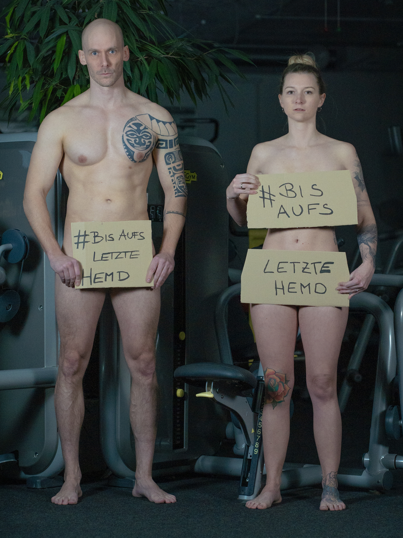 Bis auf das letzte Hemd so ausgezogen fühlen sich Fitness-Betreiber Matthias Kreutzer und seine Mitarbeiterin.