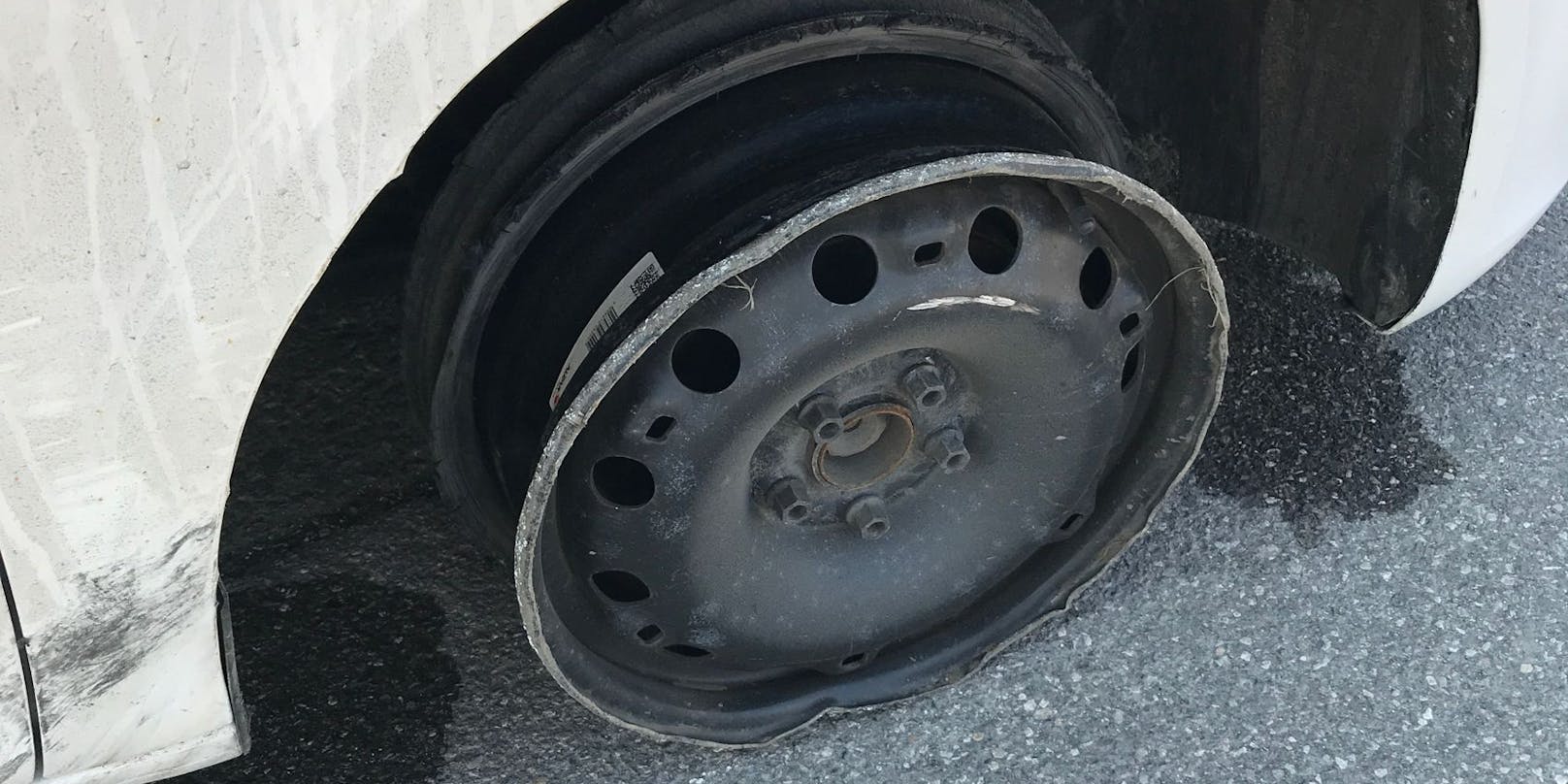 Die Autofahrerin dürfte einen Kanalschacht gestreift und dadurch den Reifen beschädigt haben.