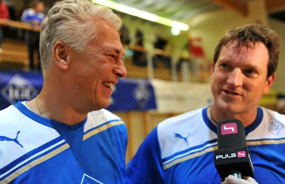 Andi Herzog gratuliert "Spezi" Toni Polster.