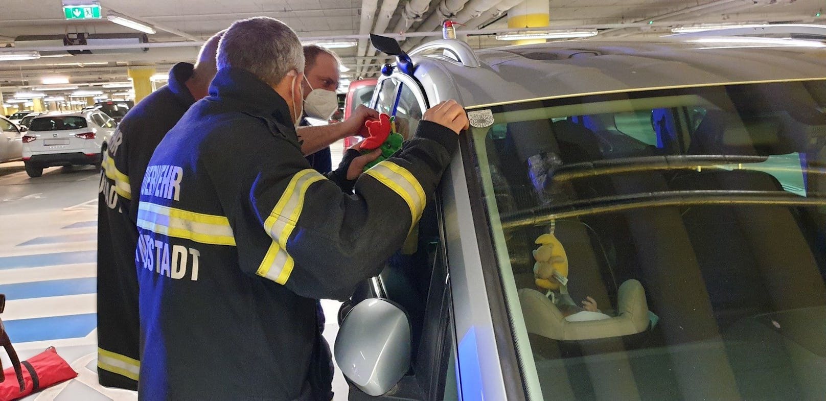 Die Feuerwehr befreite ein eingeschlossenes Baby aus dem Auto.
