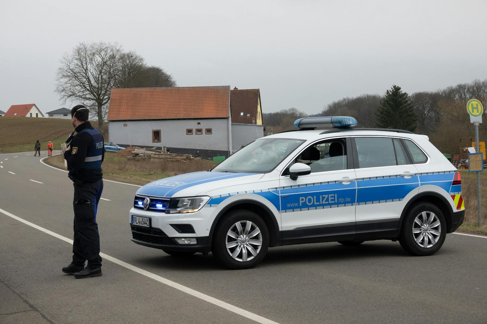 Doppelmord in Kaiserslautern: In einem Wohnhaus in Weilerbach hat die Polizei am 9. März 2021 zwei Leichen gefunden.