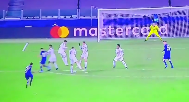 Cristiano Ronaldo lässt den Ball zwischen den Füßen durch.