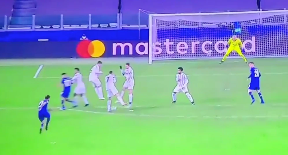 Cristiano Ronaldo lässt den Ball zwischen den Beinen durch.