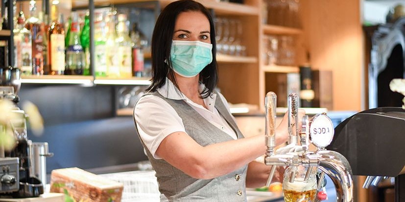 Download von www.picturedesk.com am 10.03.2021 (11:50).  23.04.2020, Utzenaich, AUT, Fototermin, Gastronomie, Themenbild, im Bild Kellnerin beim Bier einschenken,.Das Wirtshaus Mesnersölde ist ein beliebter Treffpunkt in Utzenaich und im Bezirk Ried im Innkreis, Pressefoto Scharinger © 2020, PhotoCredit Johanna Schlosser - 20200507_PD10849 - Rechteinfo: Rights Managed (RM)