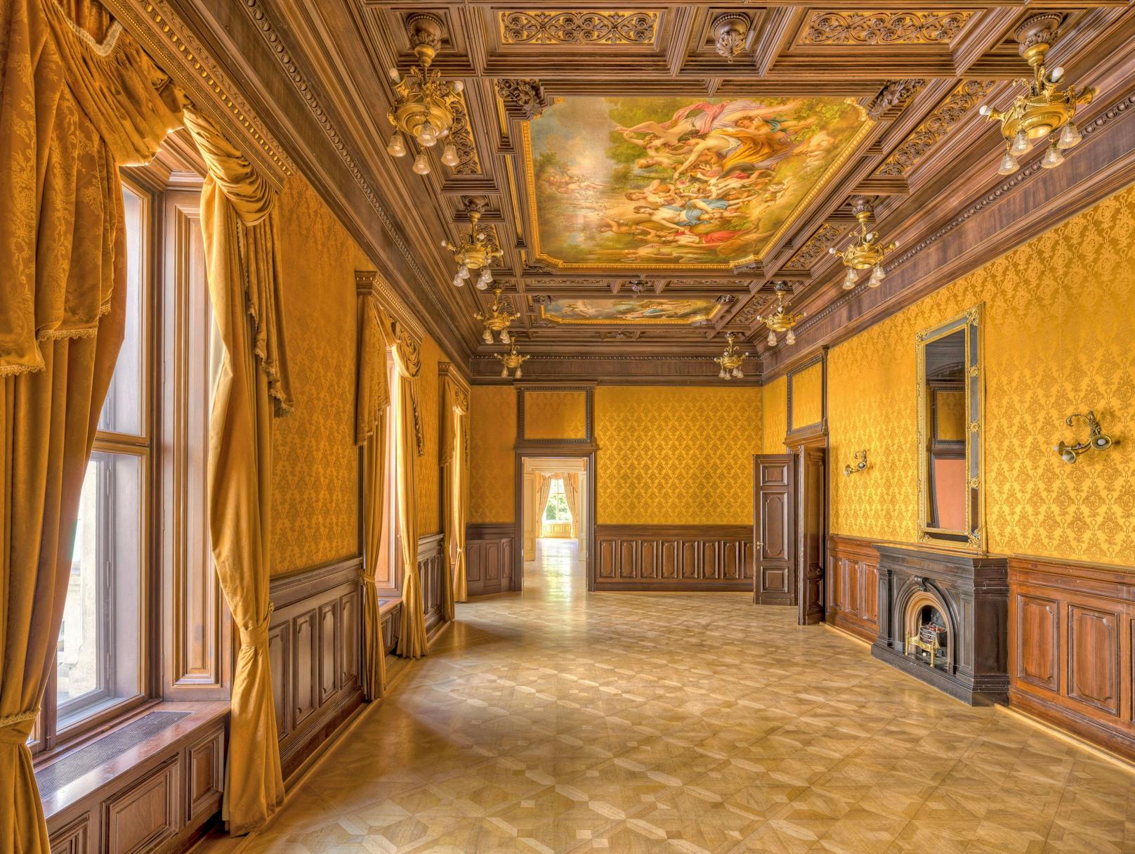 Für 32,5 Millionen Euro gibt's auch restaurierte, historische Prunkräume.