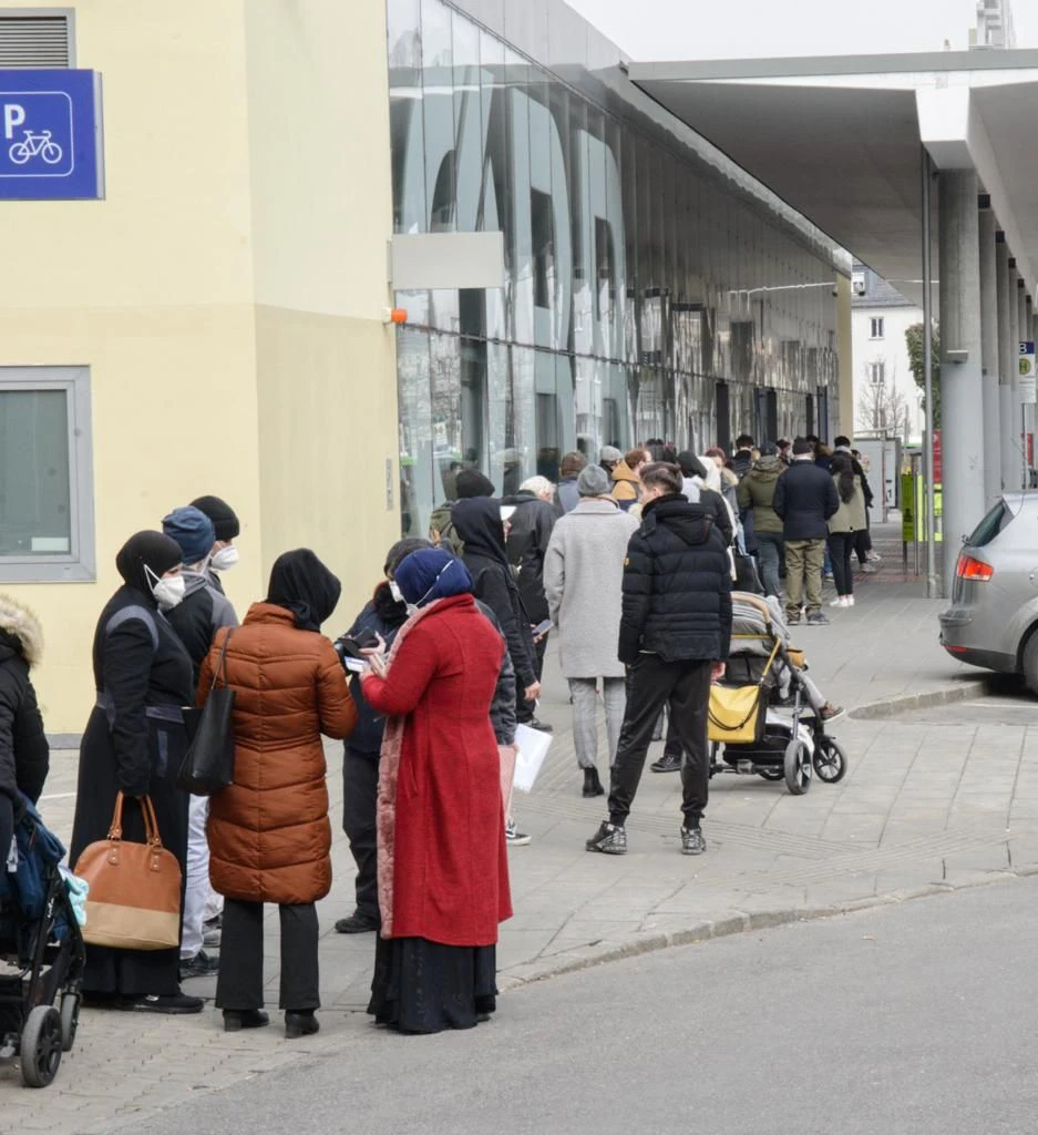 Schlange vor Teststraße am Bahnhof in Wr. Neustadt