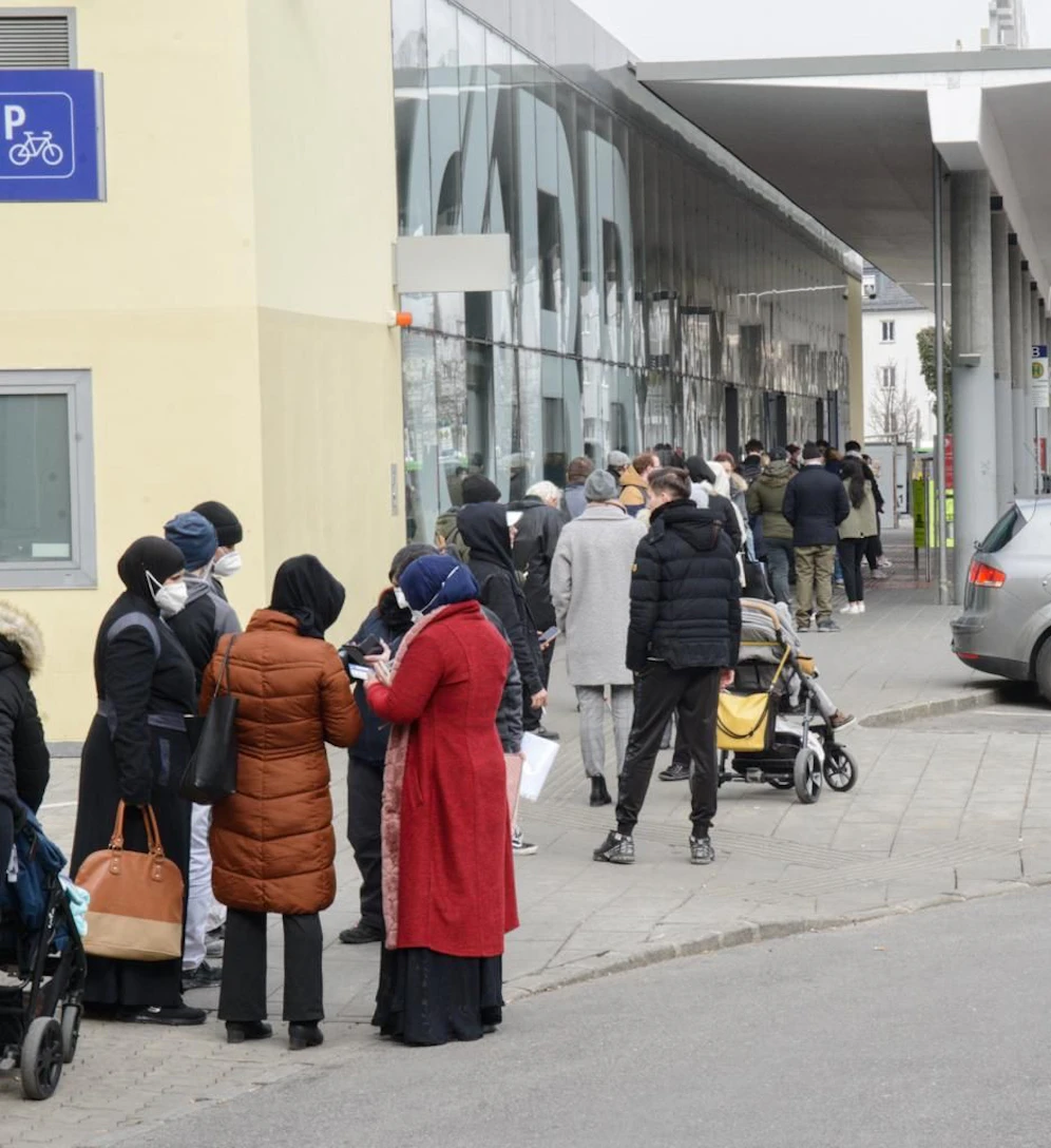 Schlange vor Teststraße am Bahnhof in Wr. Neustadt