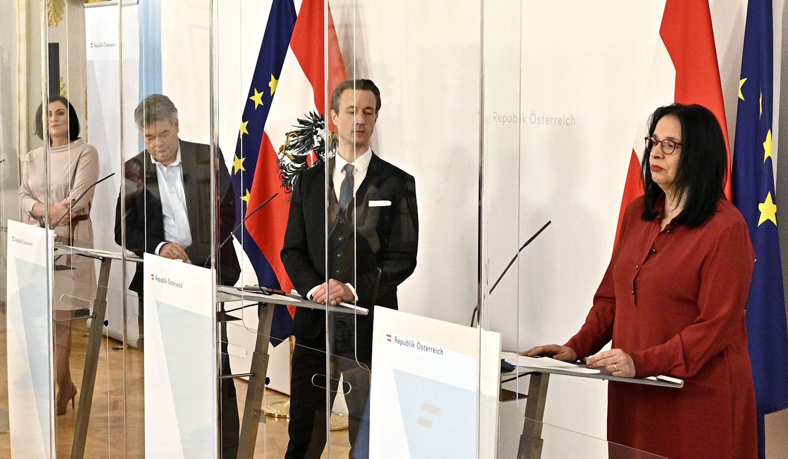 Andrea Meyer (re.) versprach die Kulturschaffenden in Österreich finanziell zu unterstützen.