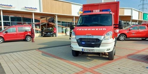 In Deutschlandsberg krachte ein Pkw in ein Geschäftslokal.