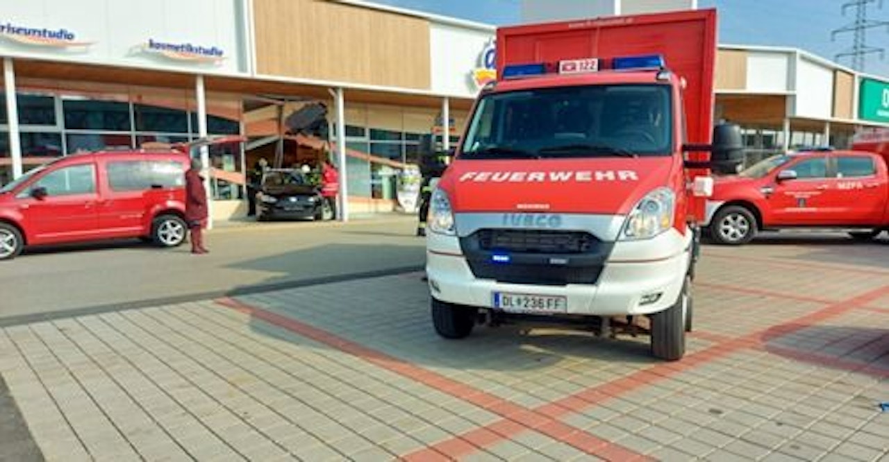 Heute.at - Pkw durchschlägt Schaufenster und landet in Geschäft