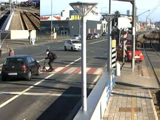 Der Rollerfahrer blieb verletzt auf der Straße liegen. 