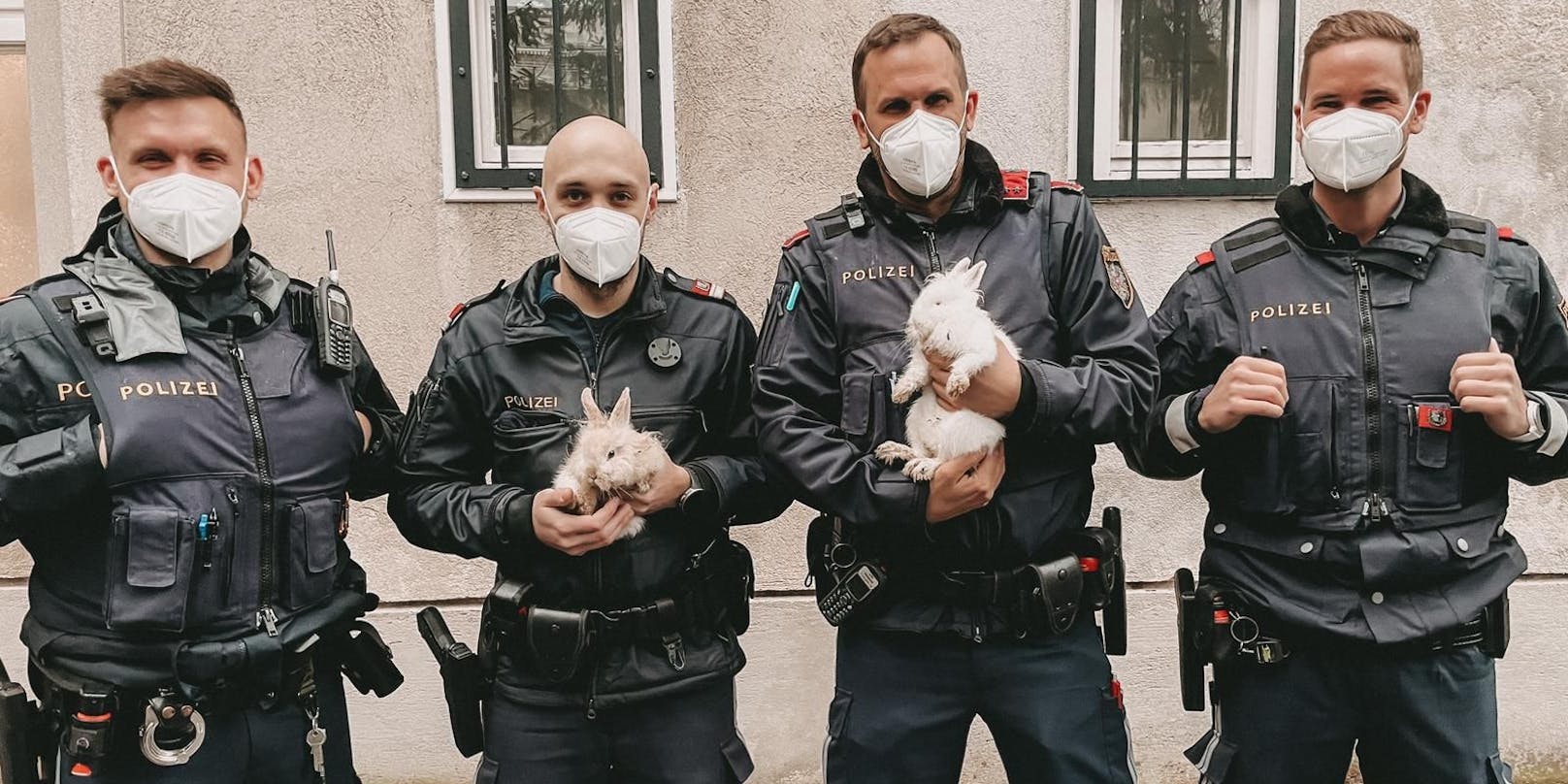 Polizisten des Stadtpolizeikommandos Favoriten mit ihrer "Beute"