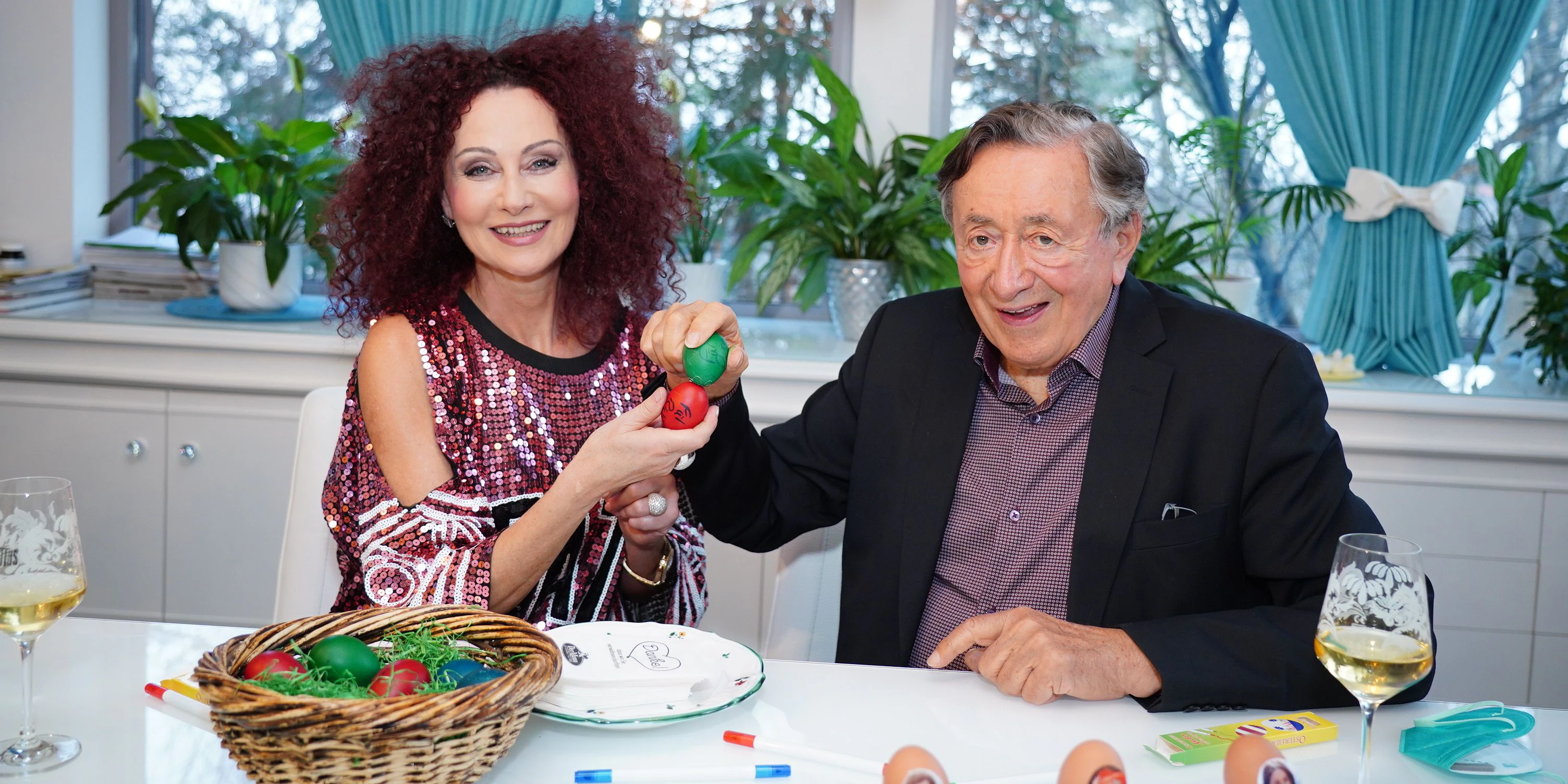 "Mausi" und Richard Lugner beim Eierpecken