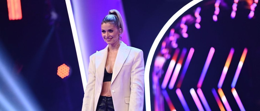 Moderatorin Lena Gercke sorgt mit ihrem Outfit für Diskussionen.
