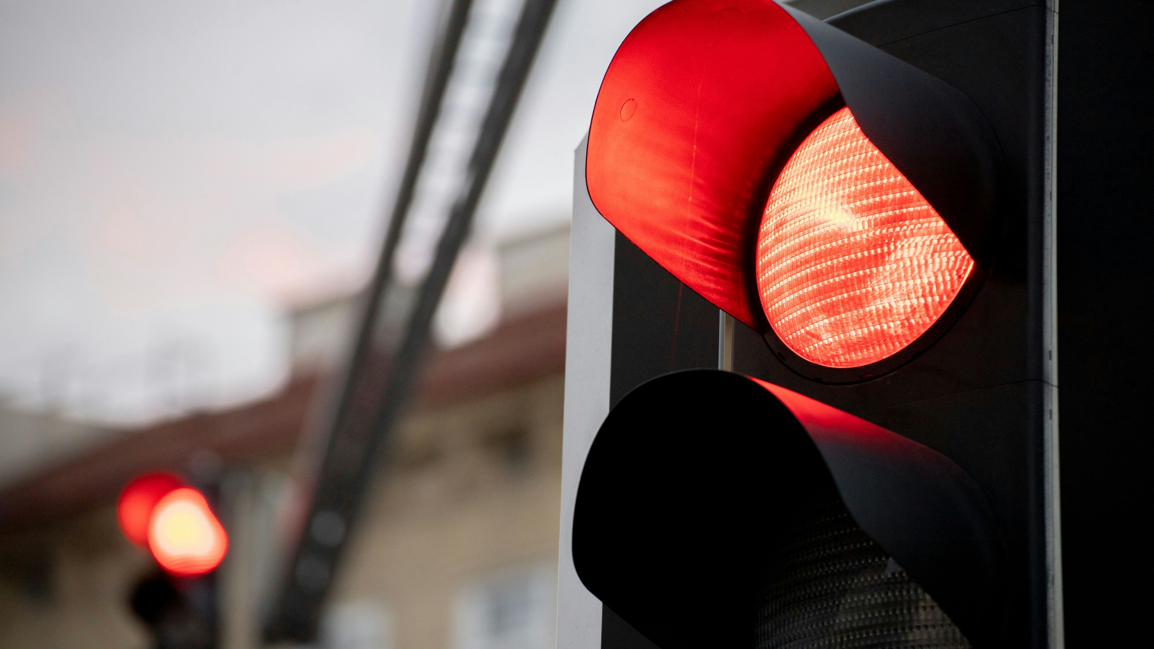 Heute.at - Alko-Raser ignoriert rote Ampel, dann sieht er rot